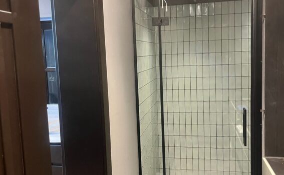 дверь в душ из стекла